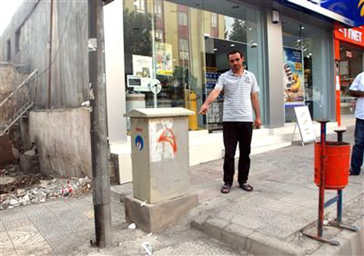 Besni\'de Elektrik Kesintisi Vatandaşı Çileden Çıkarttı
