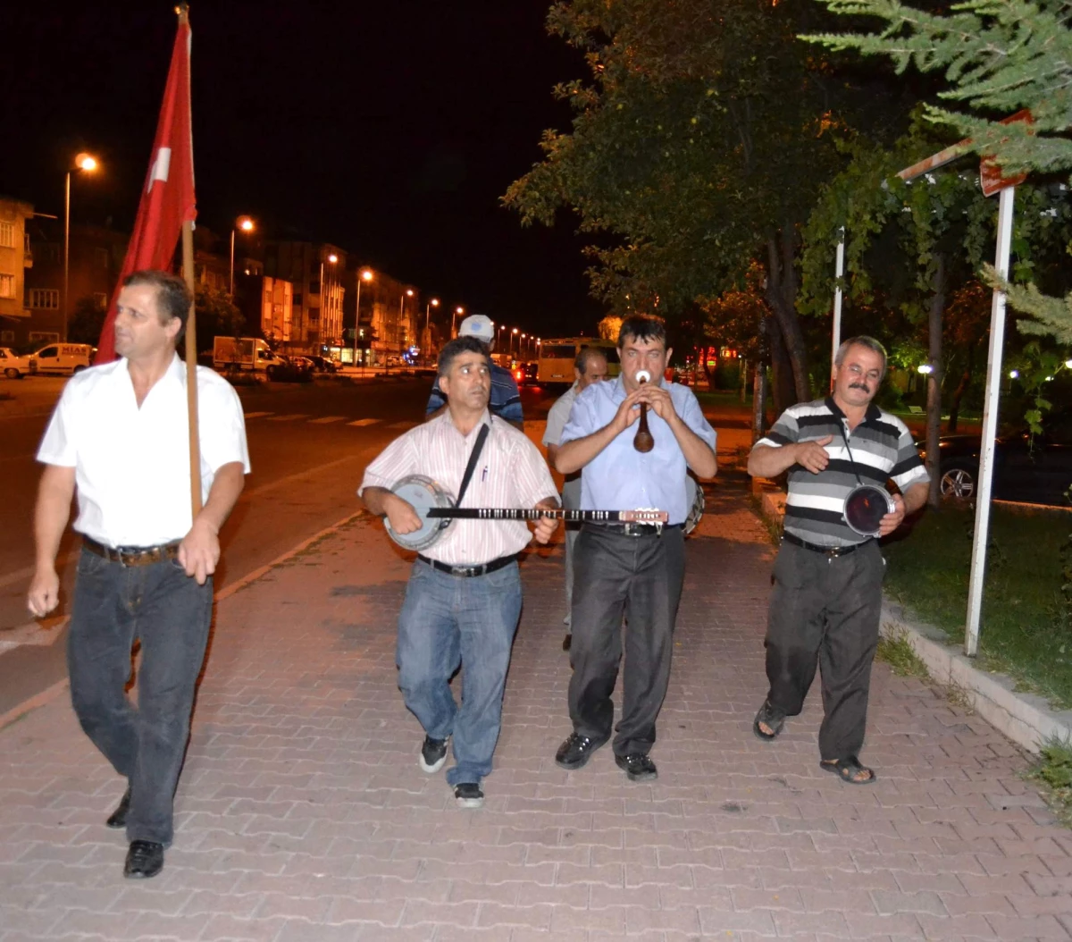 Bina Görevlileri Mahalleliyi Orkestra ile Sahura Kaldırıyor