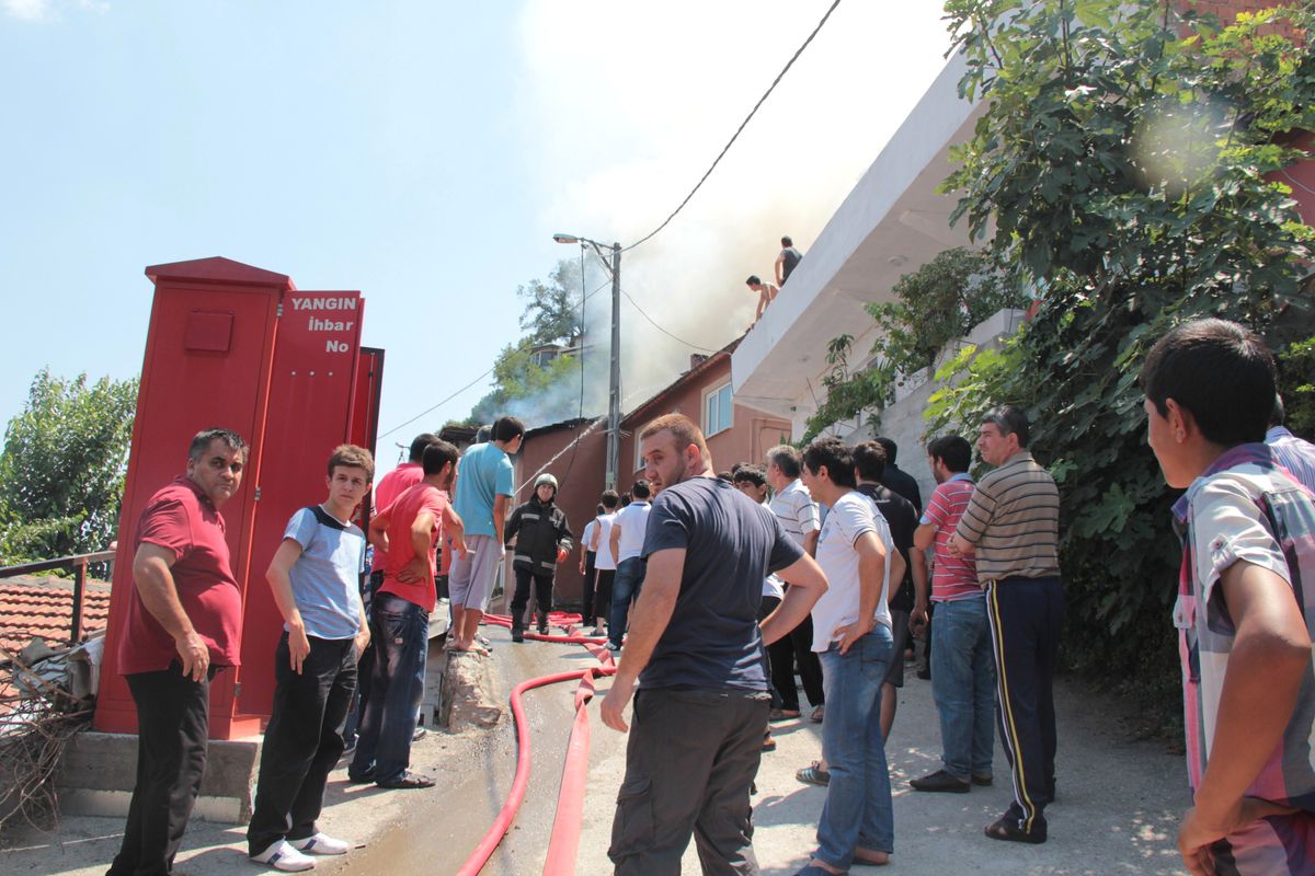 Bursa\'da Kopan Elektrik Teli Üç Evi Yaktı