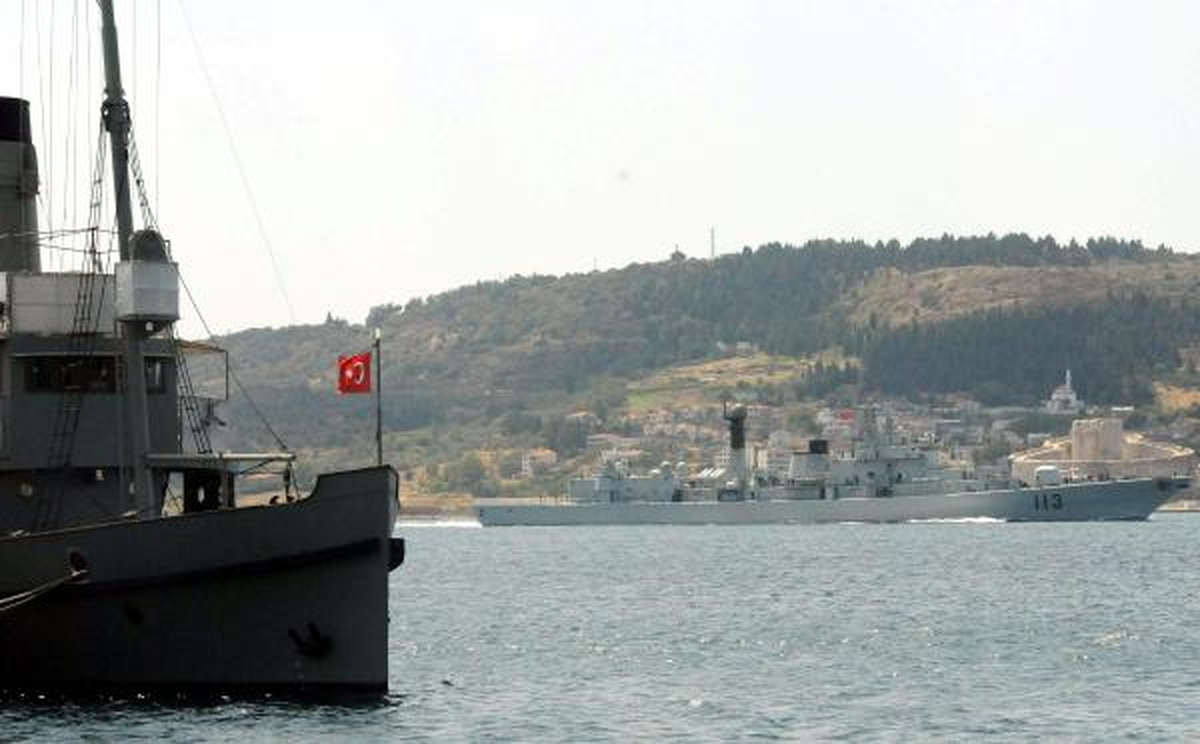 Çin\'in İki Savaş Gemisi Çanakkale Boğazı\'ndan Geçti