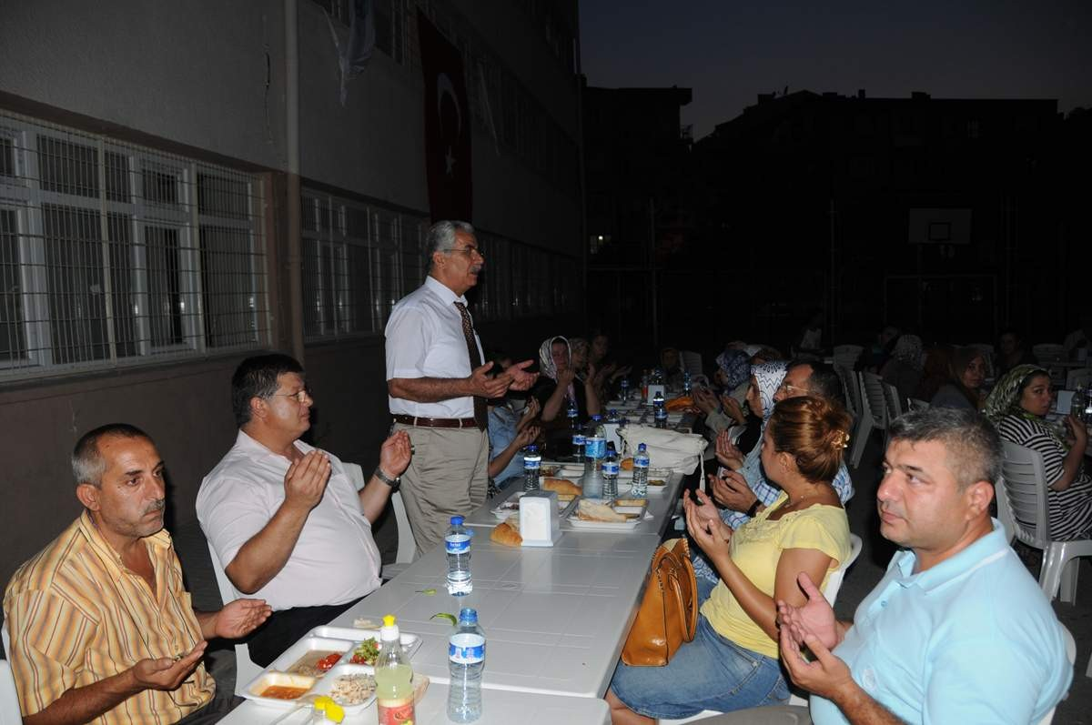 Cumhuriyet Anadolu Lisesi\'nde İftar Yemeği
