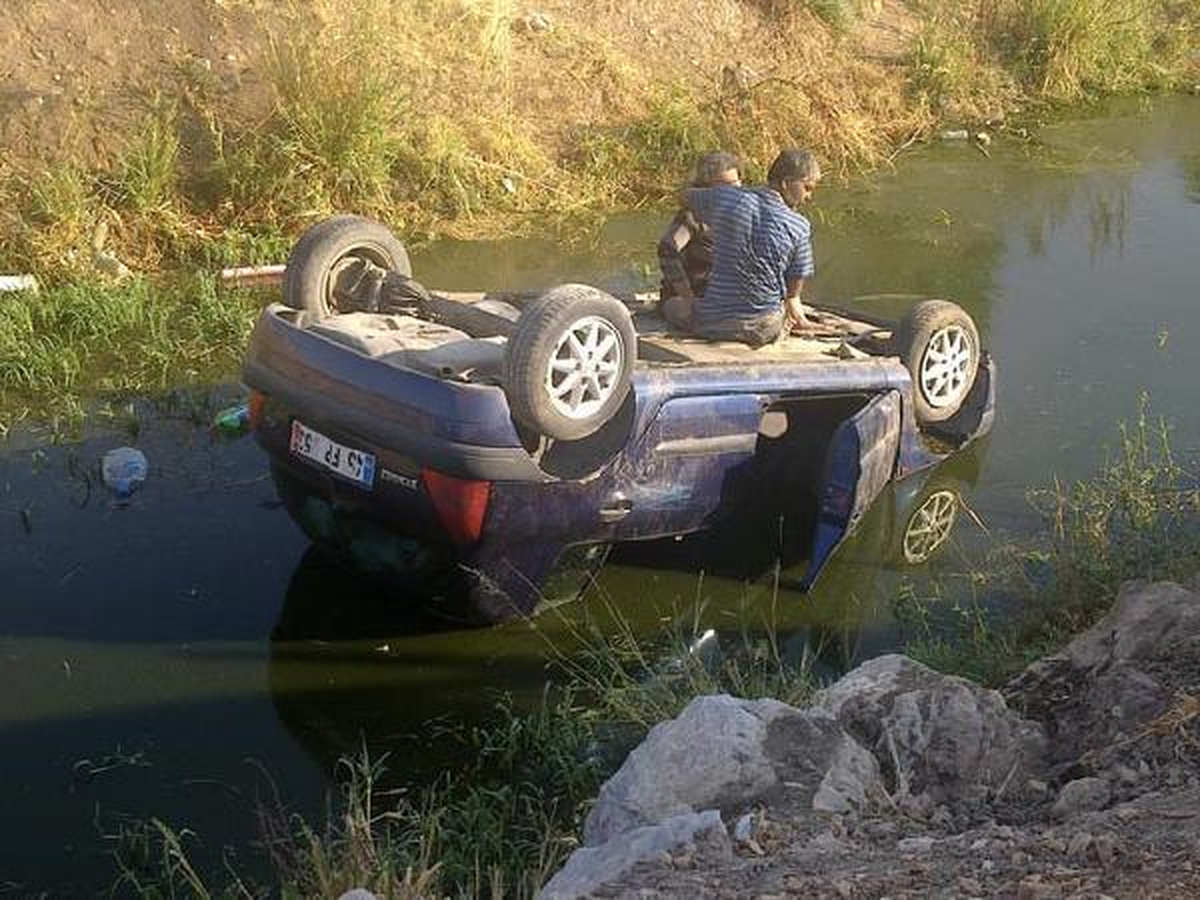Dereye Uçan Otomobilden Sağ Çıktılar