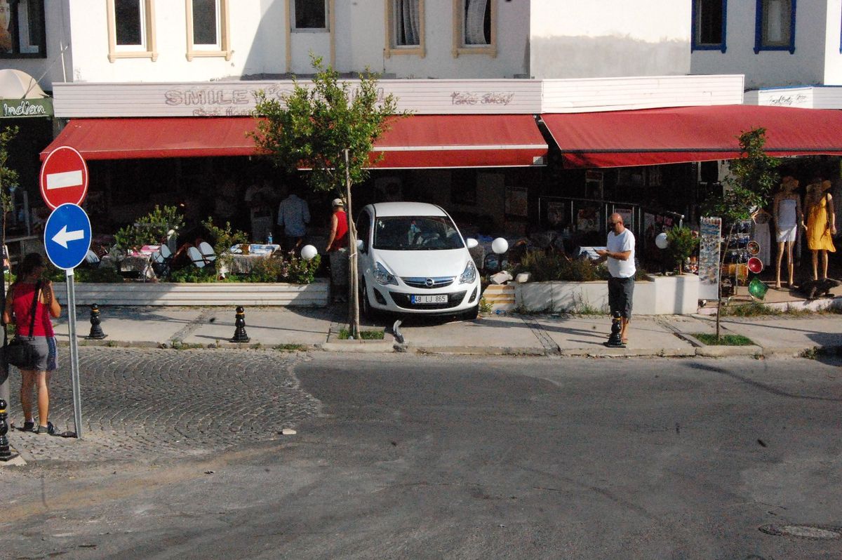 Fireni Patlayan Araç Restorana Girdi