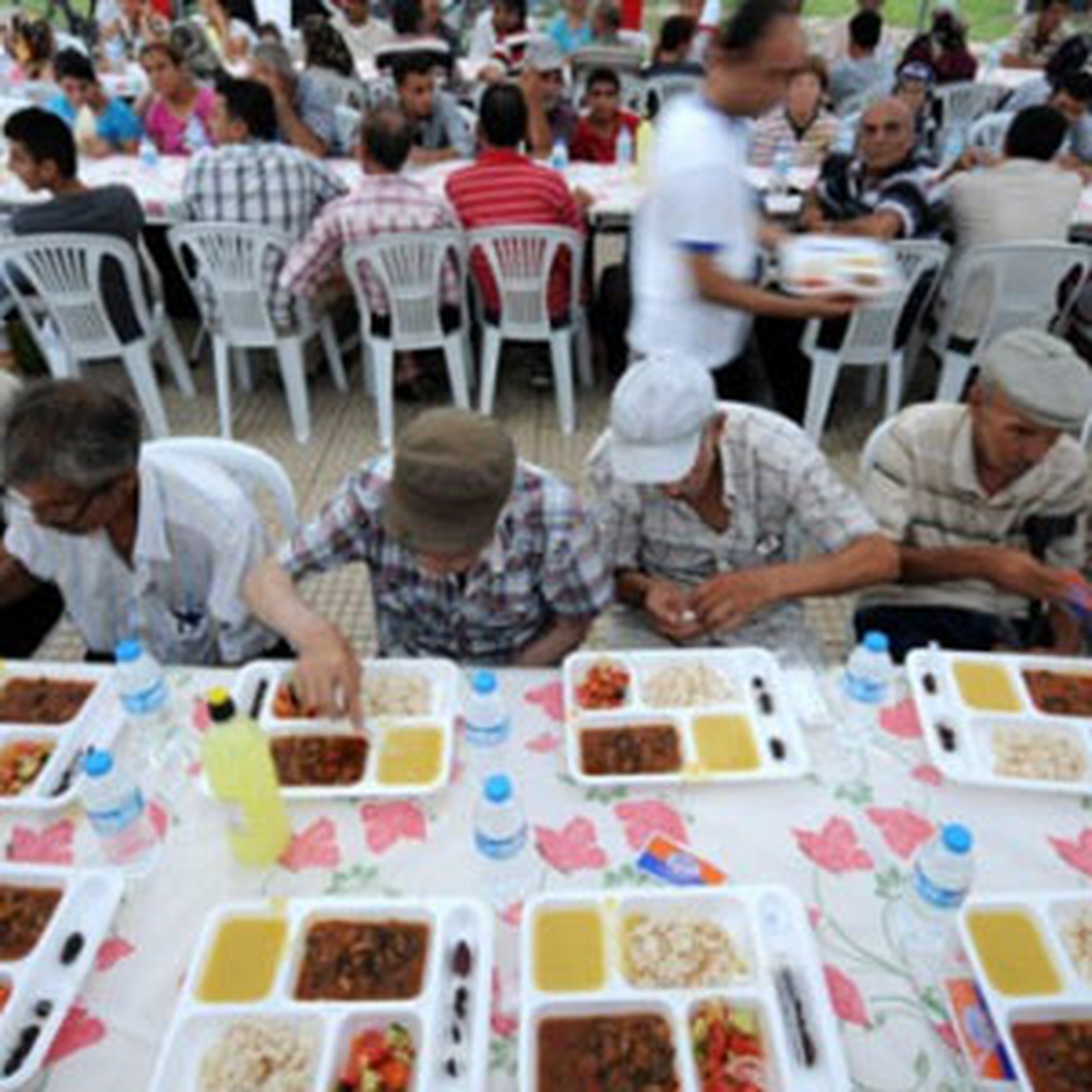 Hollanda\'da Dev İftar Çadırı