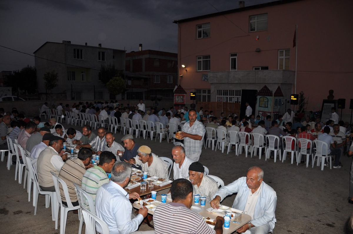 İnegöl AK Parti Teşkilatı Vatandaşlarla İftarda Buluştu