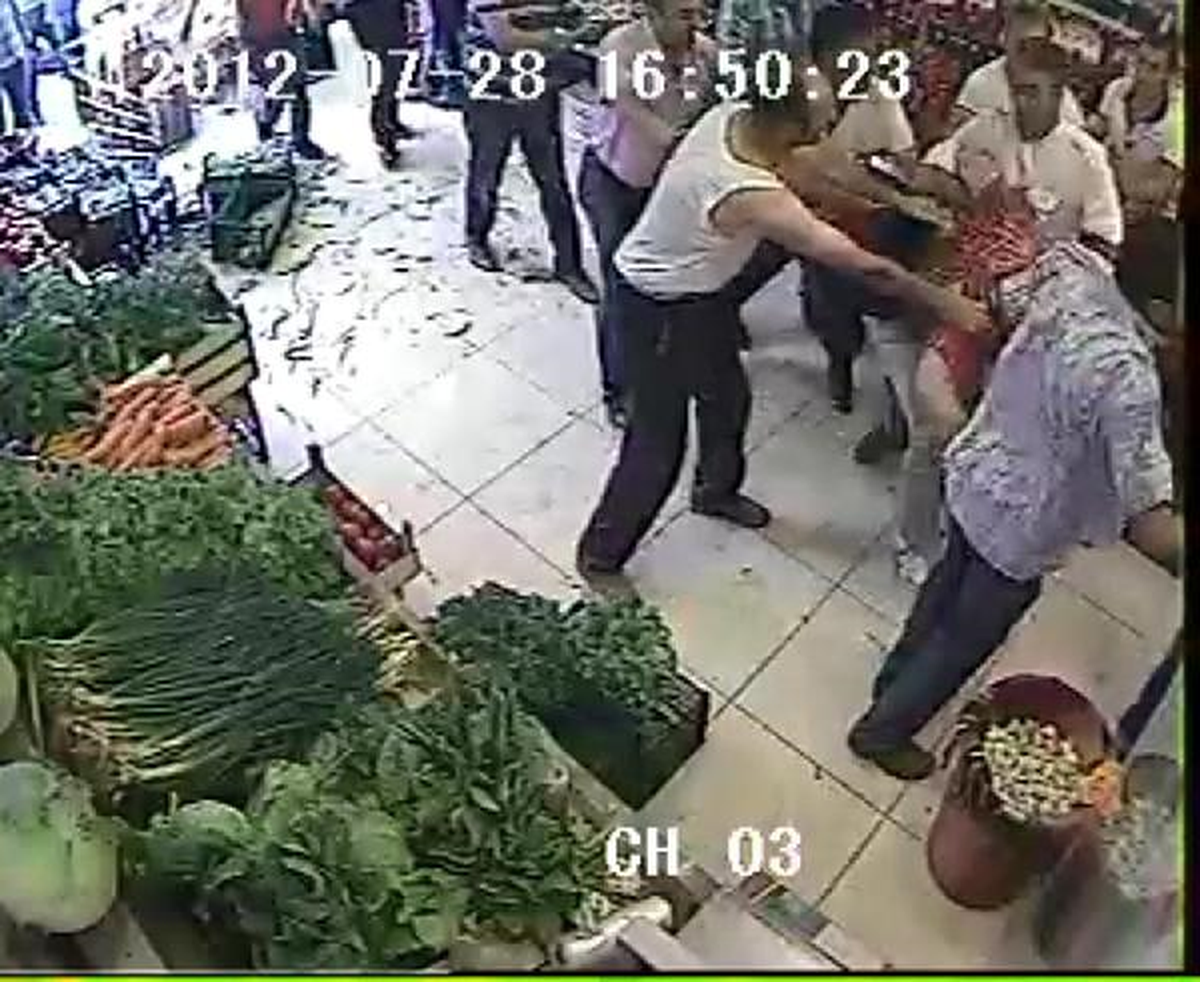 İşçiler Marketi Bastı, Çalışanları Dövdü
