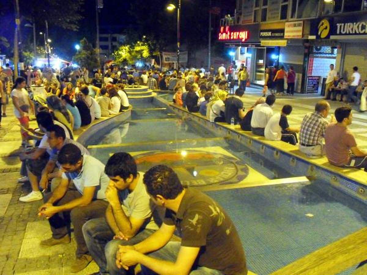 İstanbullular Ferahlığı Sokaklarda Aradı