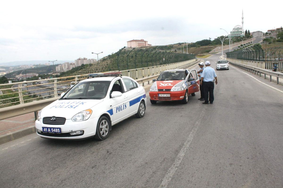İzmit\'te Polisler, Ralli Pilotlarına Ceza Yazmak İstedi