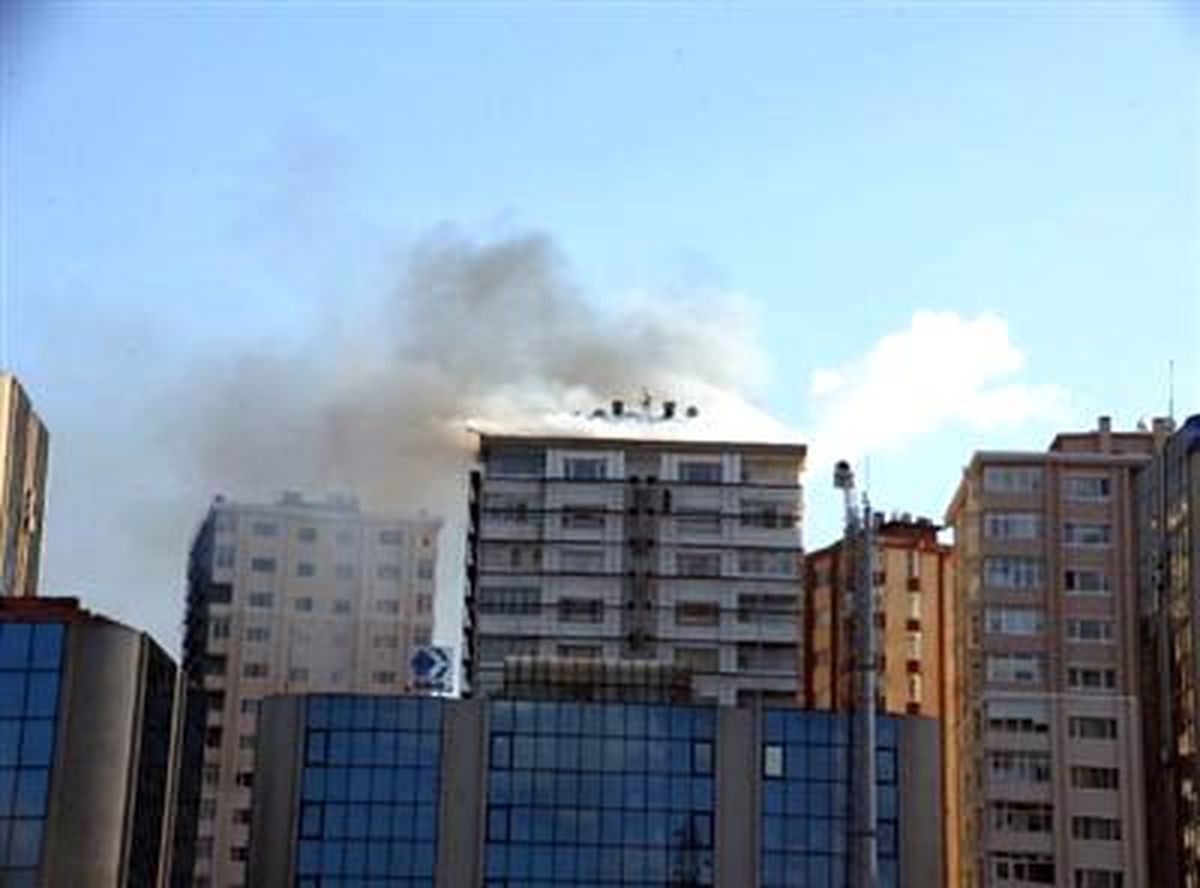 Kadıköy\'de 16 Katlı Binada Yangın Paniği