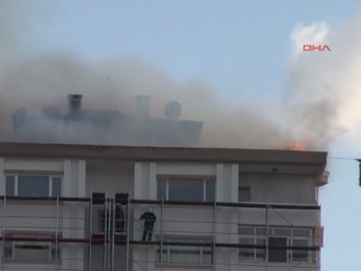 Kadıköy\'de 16 Katlı Binada Yangın Paniği