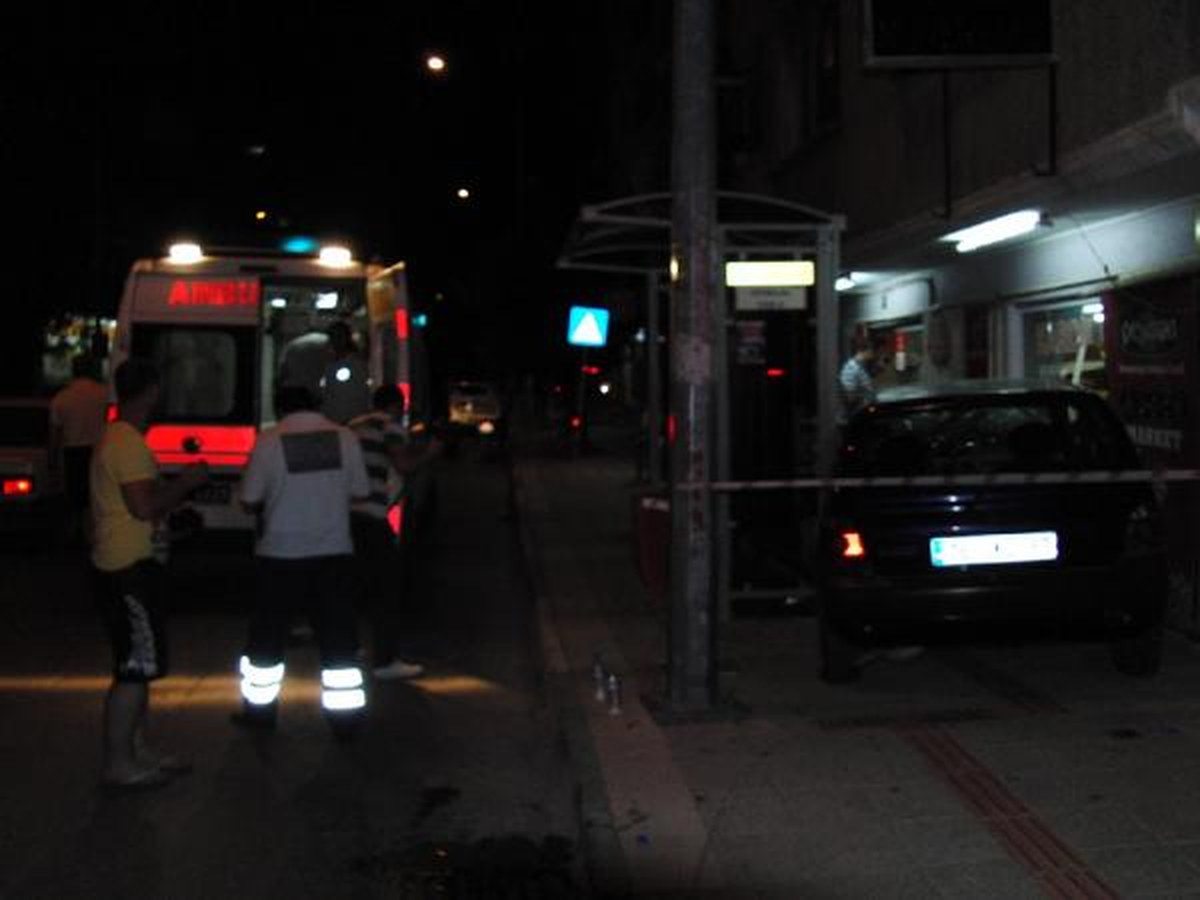Otomobil, Durakla Market Arasında Sıkıştı: 2 Yaralı