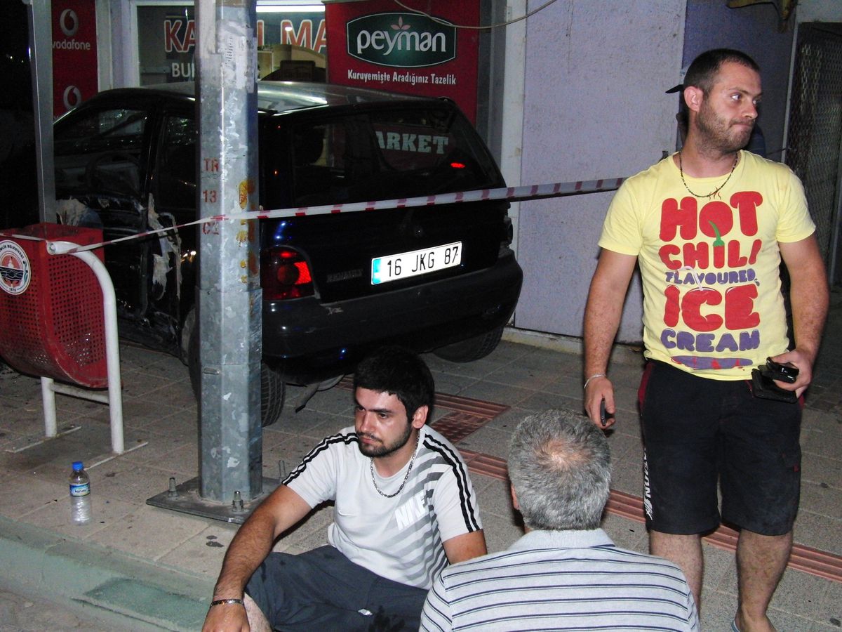 Otomobil Markete Girdi: 2 Yaralı