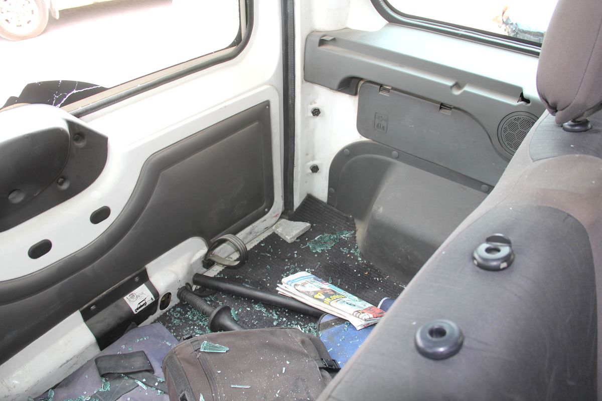 PKK Yandaşlarından Polis Aracına Taşlı Saldırı