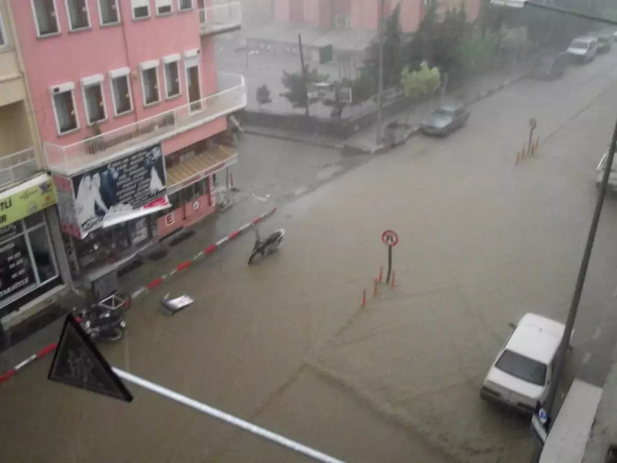 Sandıklı\'daki Yağmur Sele Neden Oldu