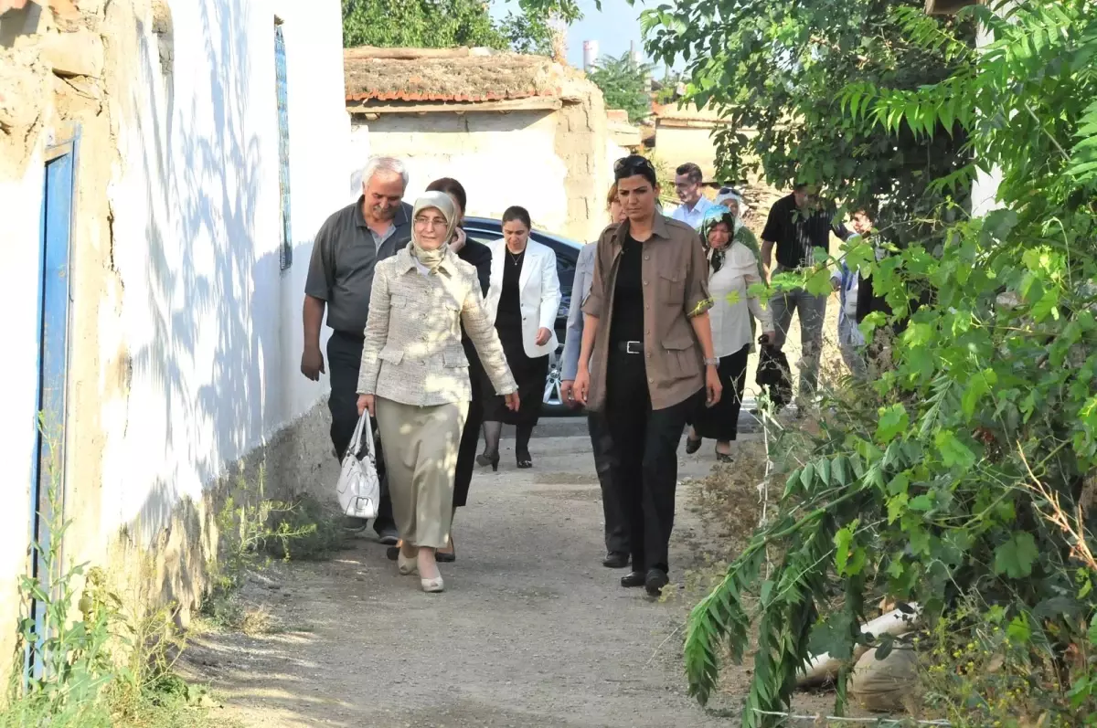 Sare Davutoğlu\'ndan Muhtaç Ailelere Ziyaret