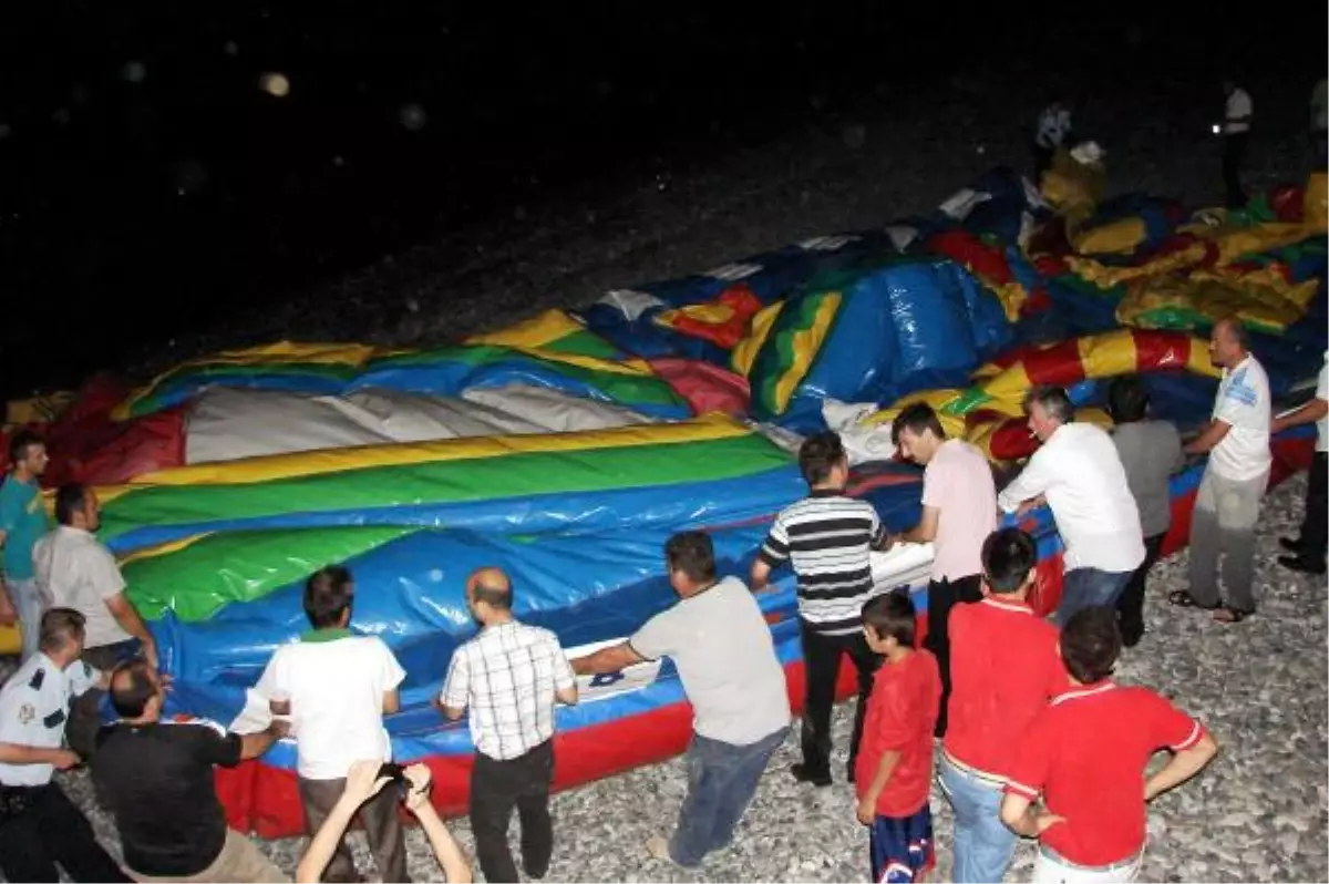 Şişme Oyun Parkı Çocuklarla Denize Uçtu, Can Pazarı Yaşandı