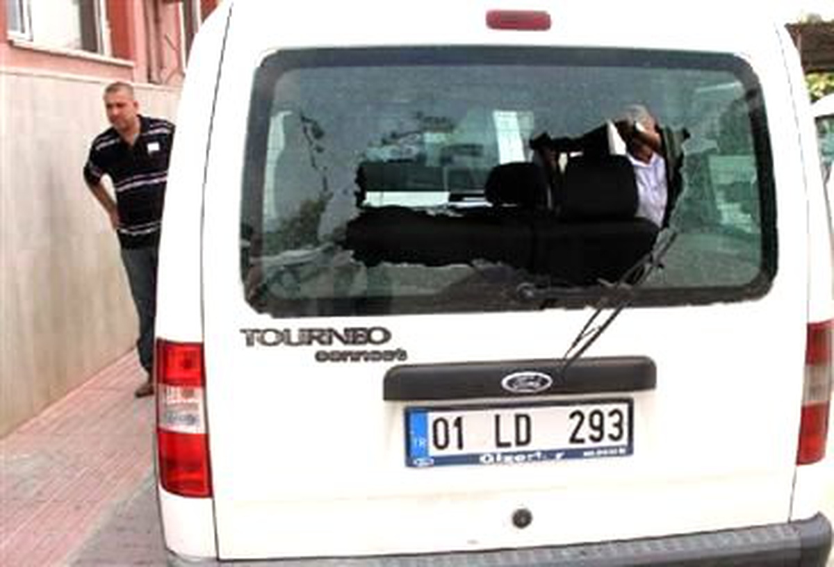 Şüpheliyi Arayan Polis Ekip Otosuna Taşlı Saldırı
