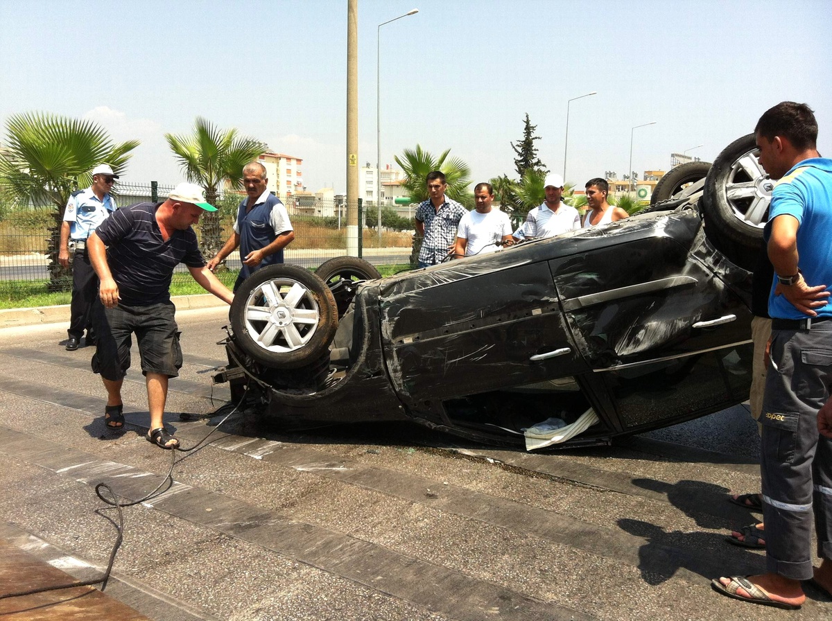 Takla Tan Otomobilden Yara Almadan Kurtuldu