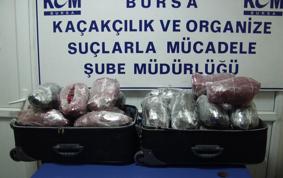 Tekerlekli Bavulla Esrar Sevkiyatı Polise Takıldı