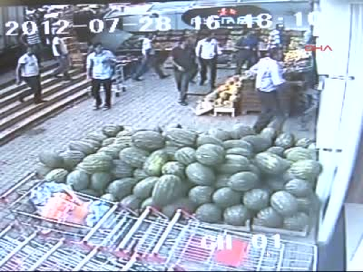 İşçiler Marketi Bastı, Çalışanları Dövdü