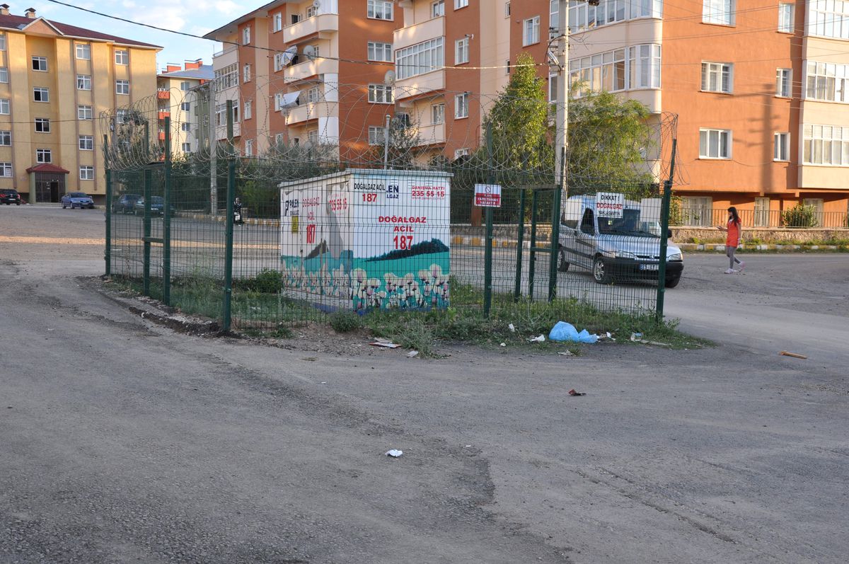 Yol Ortasında Doğalgaz Kutusu