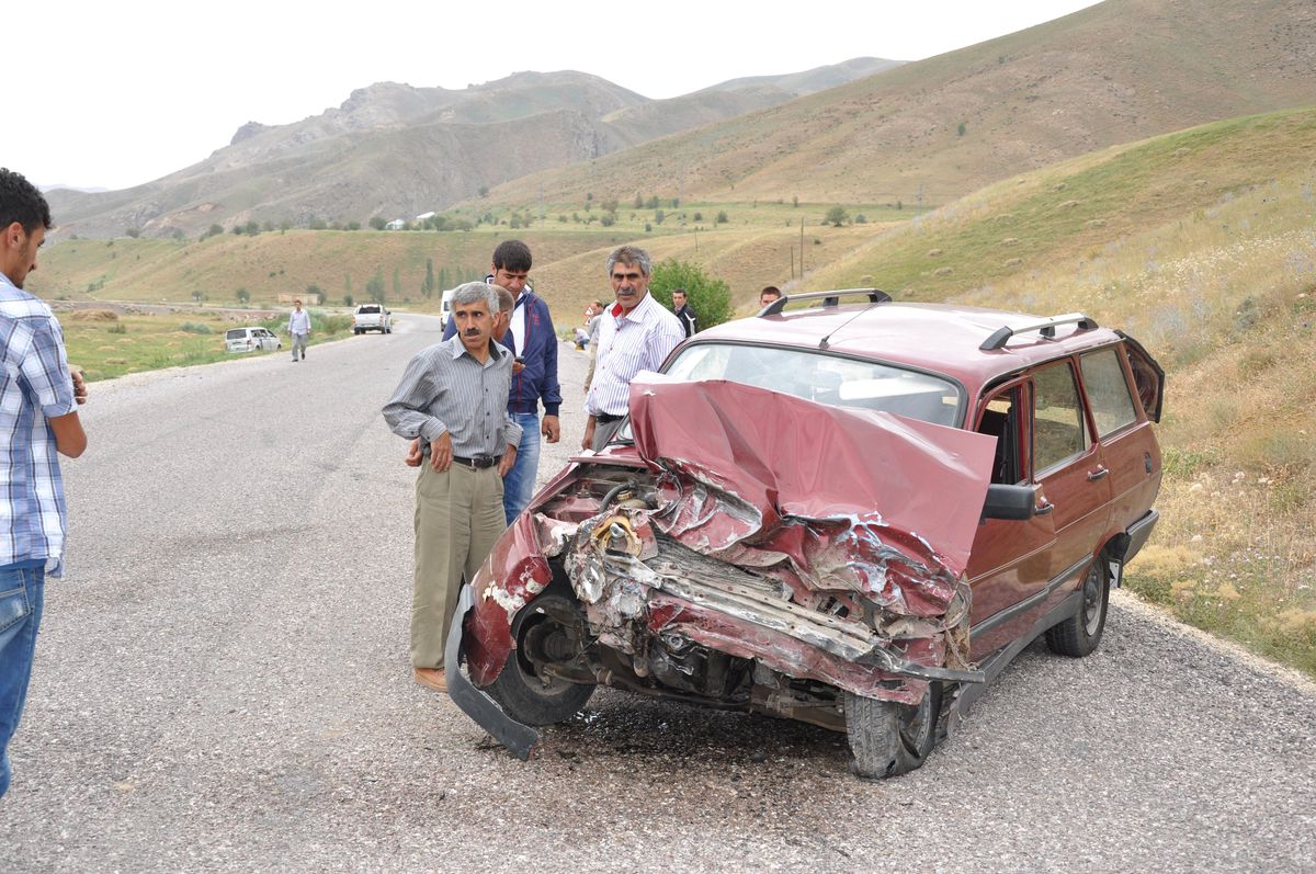 Yüksekova\'da Trafik Kazası, 5 Yaralı