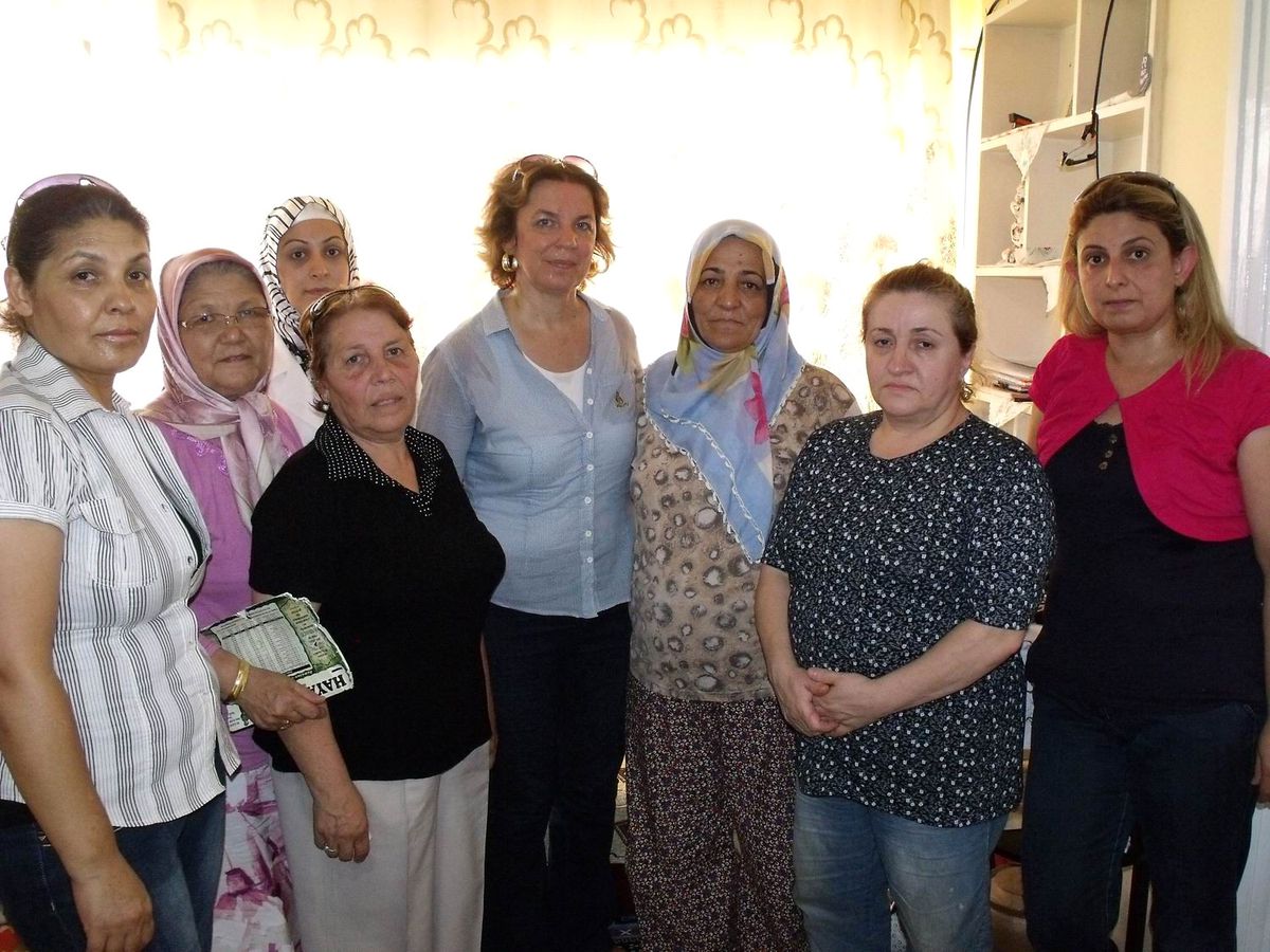 Ak Kadınlardan Salihli\'de Çat Kapı Ramazan Ziyareti