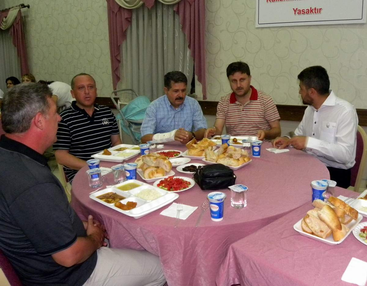 Bozüyük Ertuğrul Gazi Kültür ve Sosyal Dayanışma Derneği\'nden İftar Yemeği