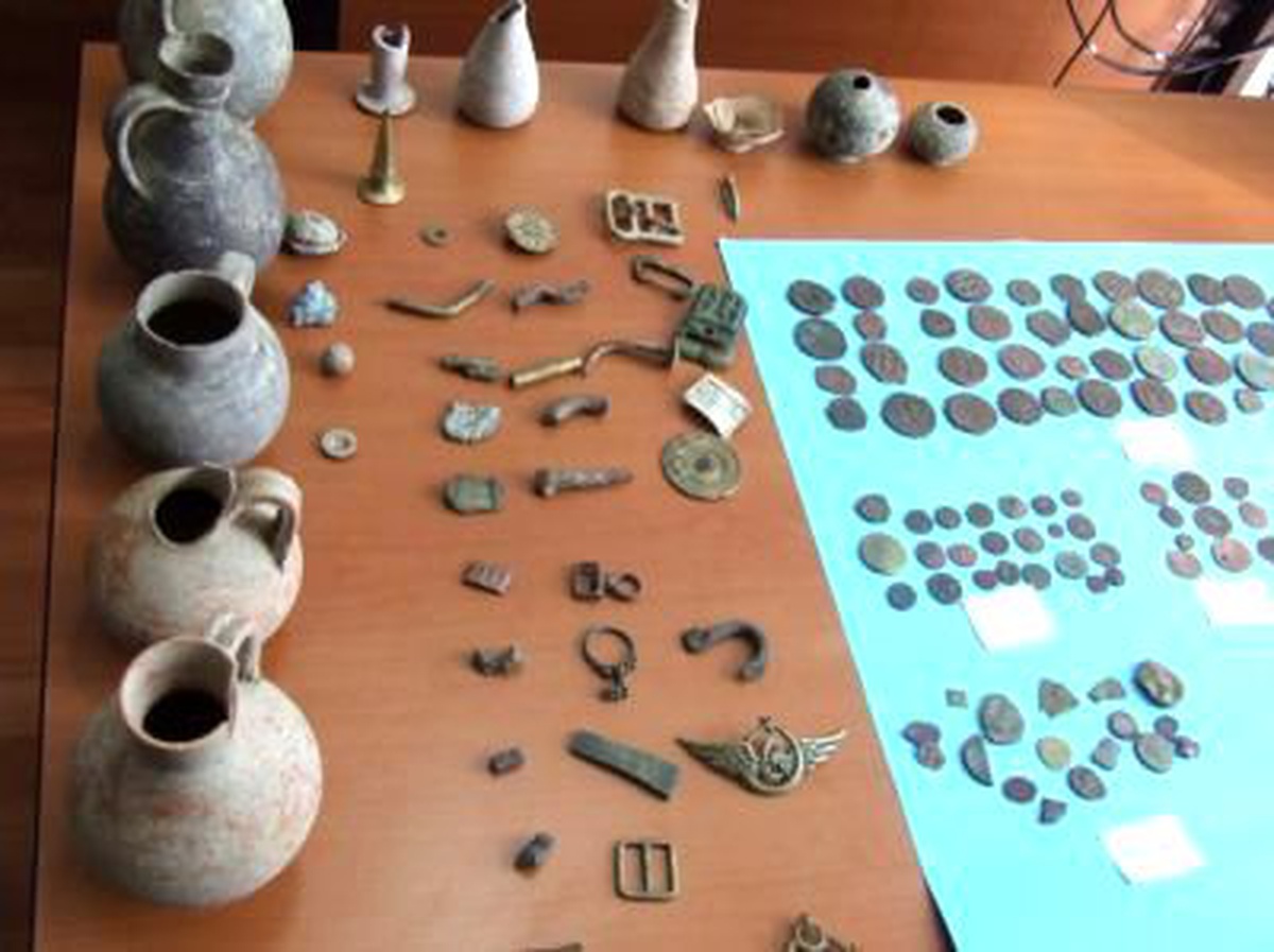 Çamlıyayla\'da Jandarma Kaçak Sigara Ararken Tarihi Eser Ele Geçirdi