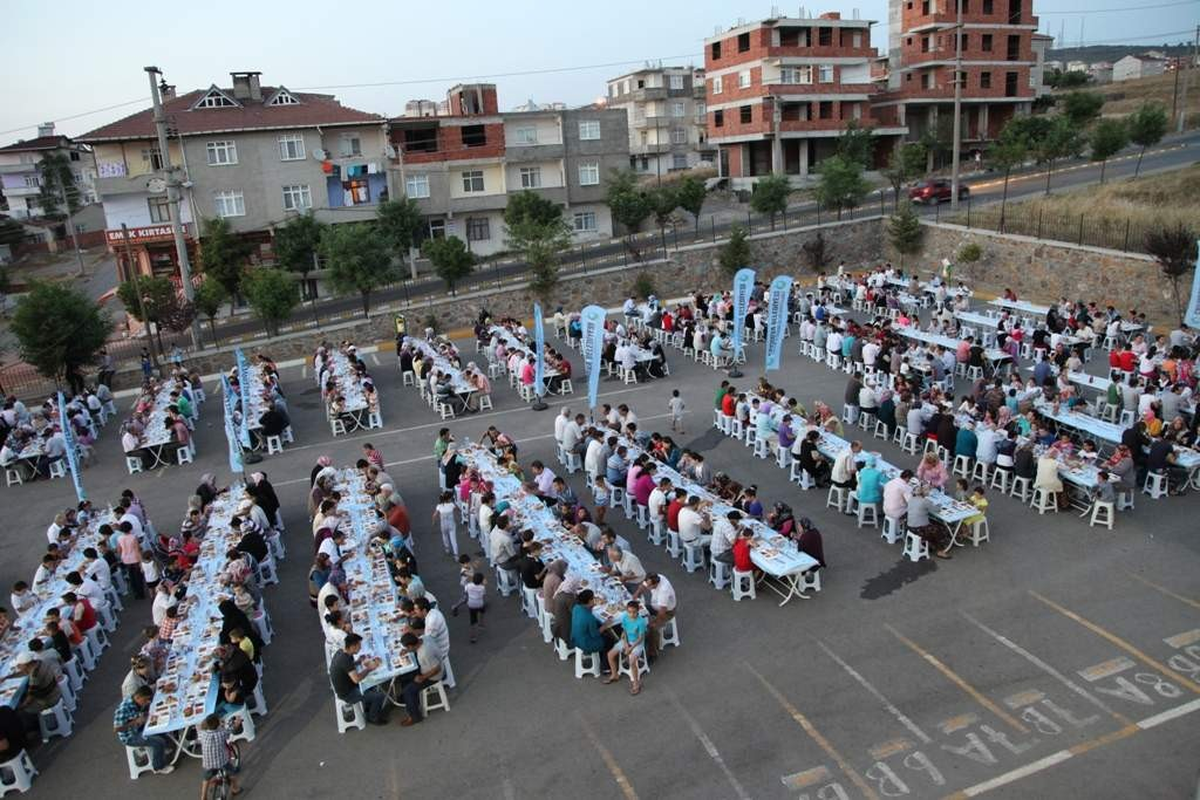 Çayırova\'da Mahalle İftarları Devam Ediyor