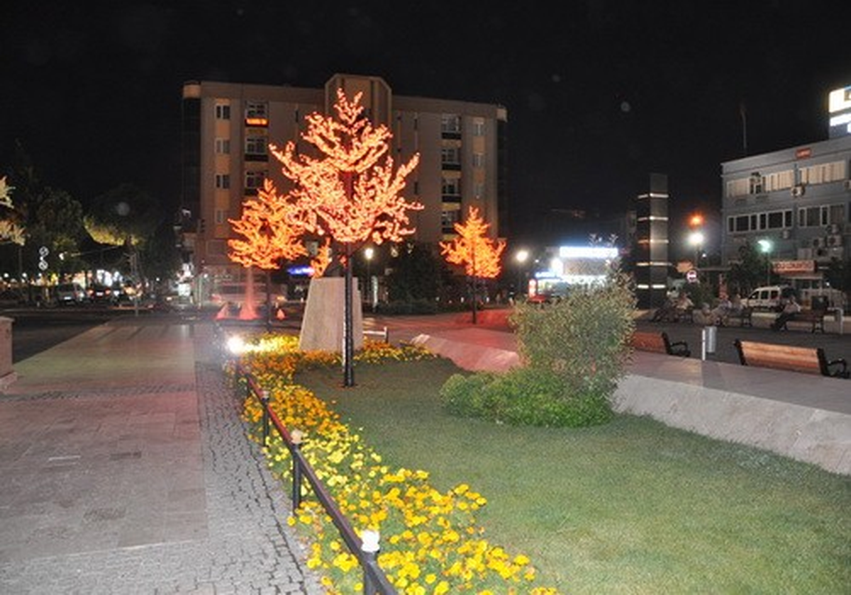 Demokrasi Meydanı Işıklandırıldı