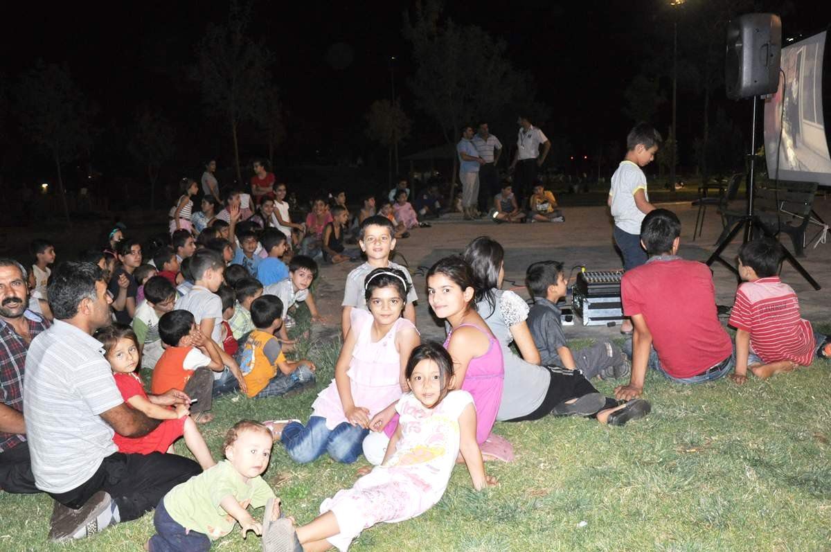 Diyarbakır\'da Parklarda Sinema Keyfi