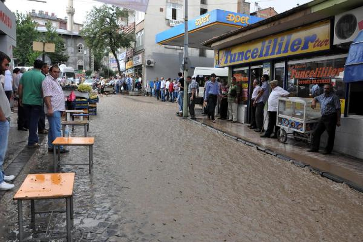 Elazığ\'da Şiddetli Yağmur Caddeleri Göle Çevirdi