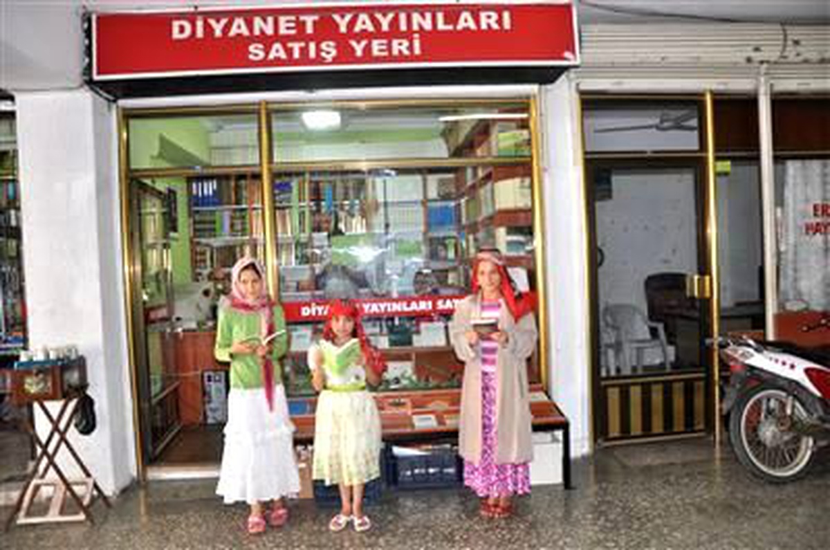 Erdemli\'de Diyanet Yayınları Satış Noktasına Yoğun İlgi