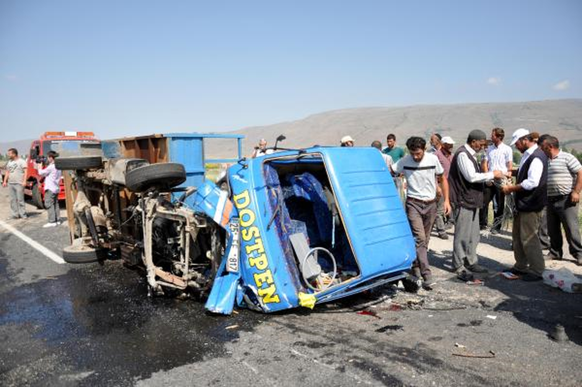 Erzurum\'da Yolcu Minibüsü ile Kamyonet Çarpıştı: 1 Ölü, 20 Yaralı