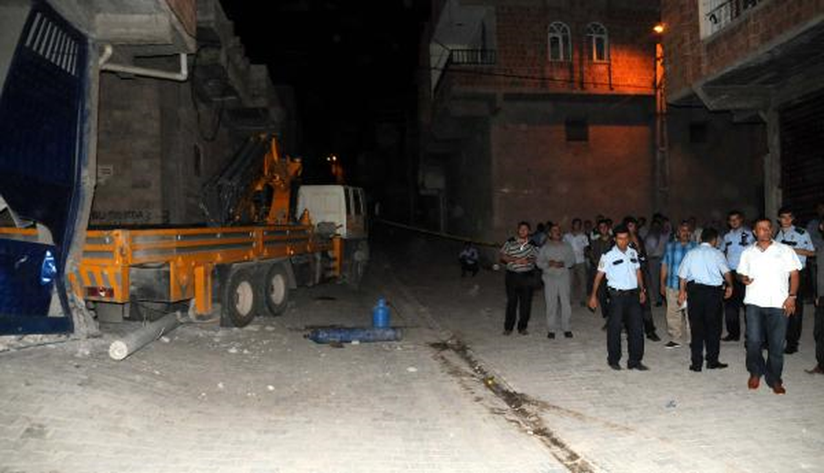 Freni Boşalan Vinç, Bina Kolonuna Çarptı