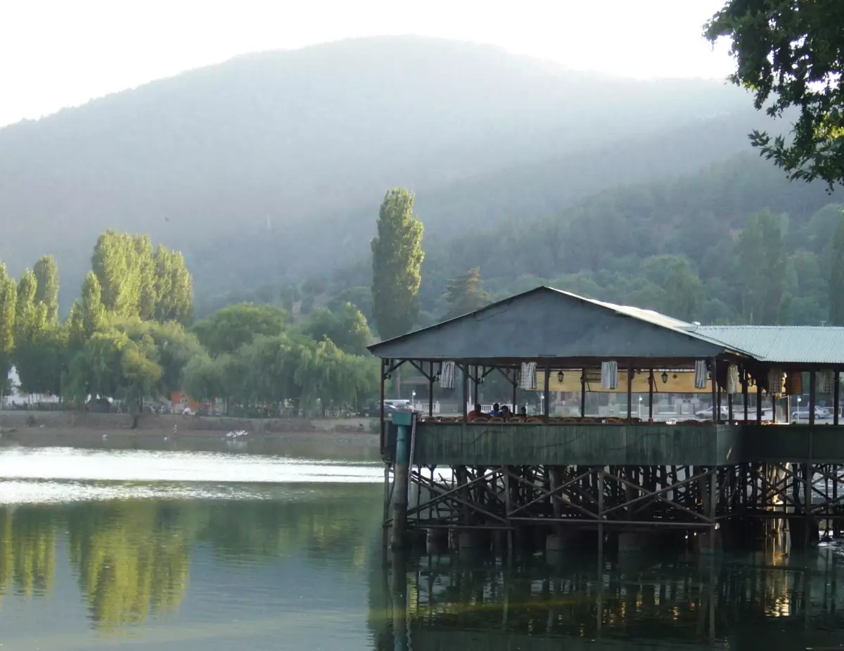 Göl Kıyısına Bariyerli Otopark Önlemi