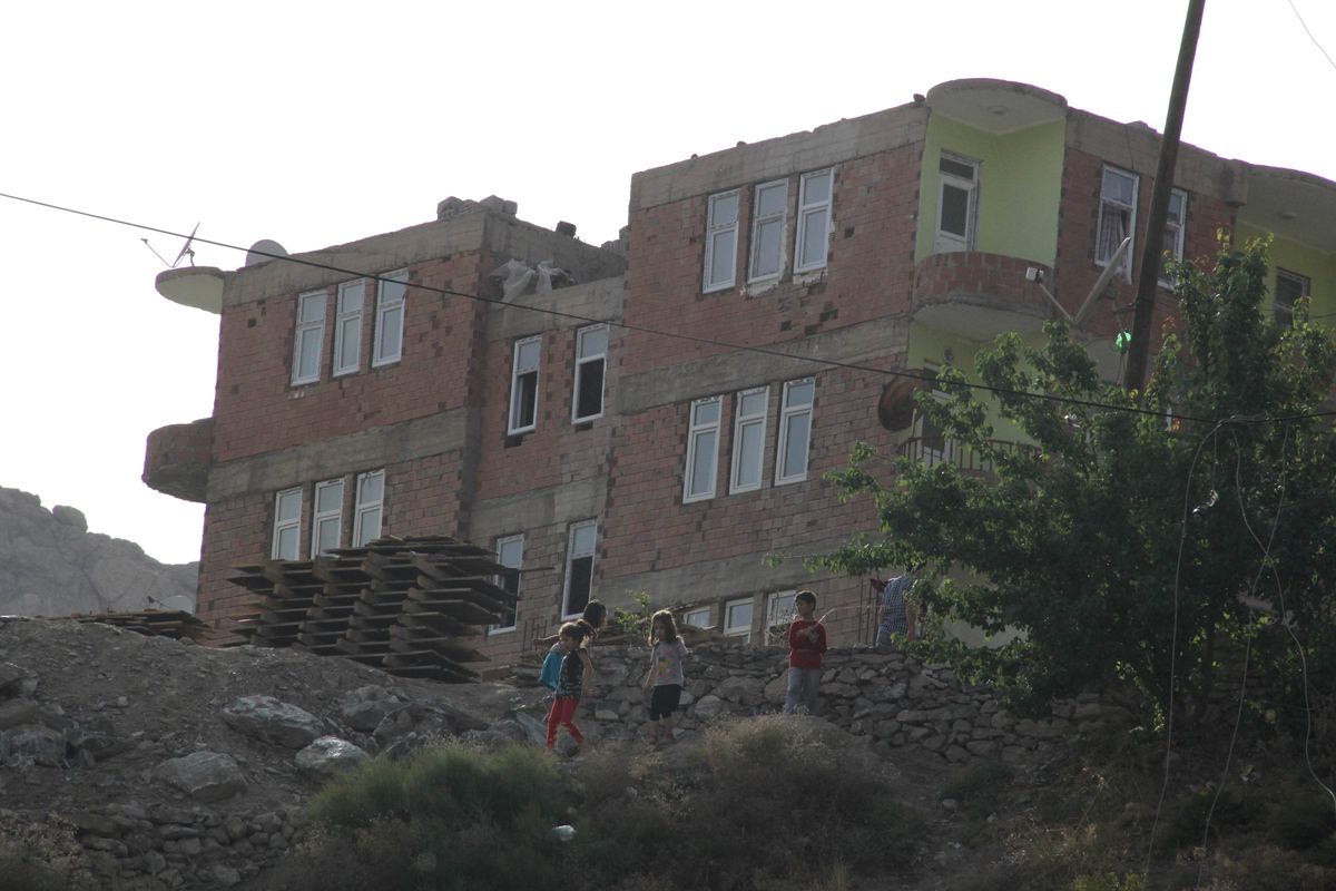Hakkari\'de Etkili Olan Rüzgar Tahribata Yol Açtı