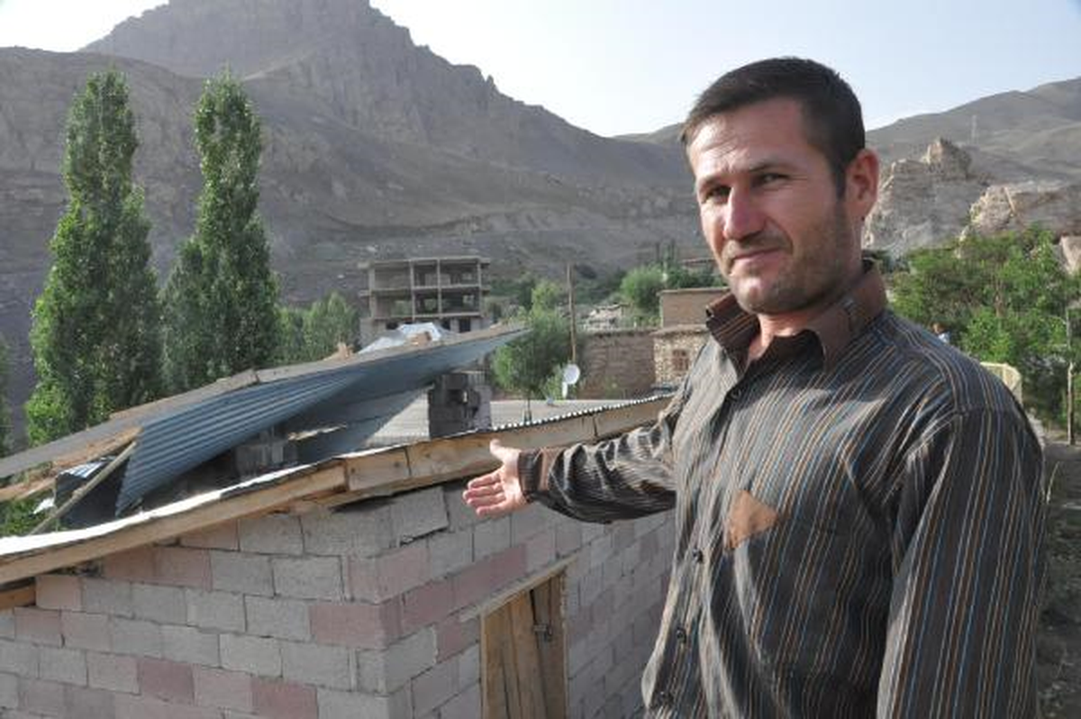 Hakkari\'de Şiddetli Rüzgar Çatıları Uçurdu