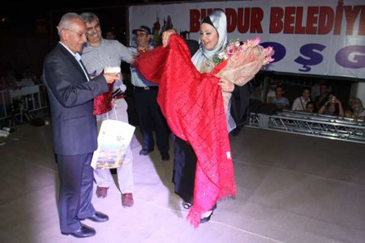 İkbal Gürpınar'a Burdurlu Hayranlarından Yoğun İlgi