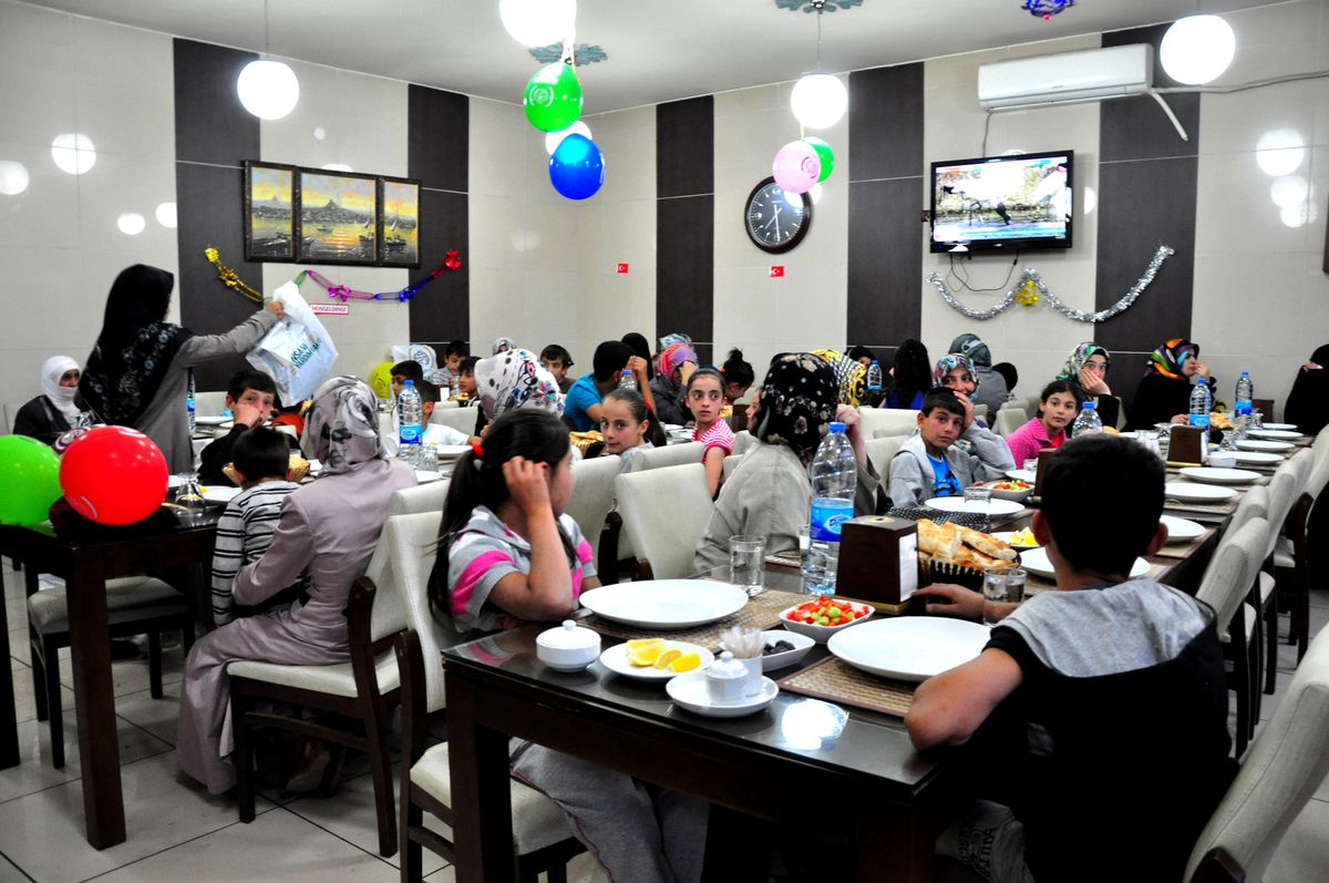 İnsani Yardım Vakfı Ramazan\'da Yetim Çocukları Yalnız Bırakmadı