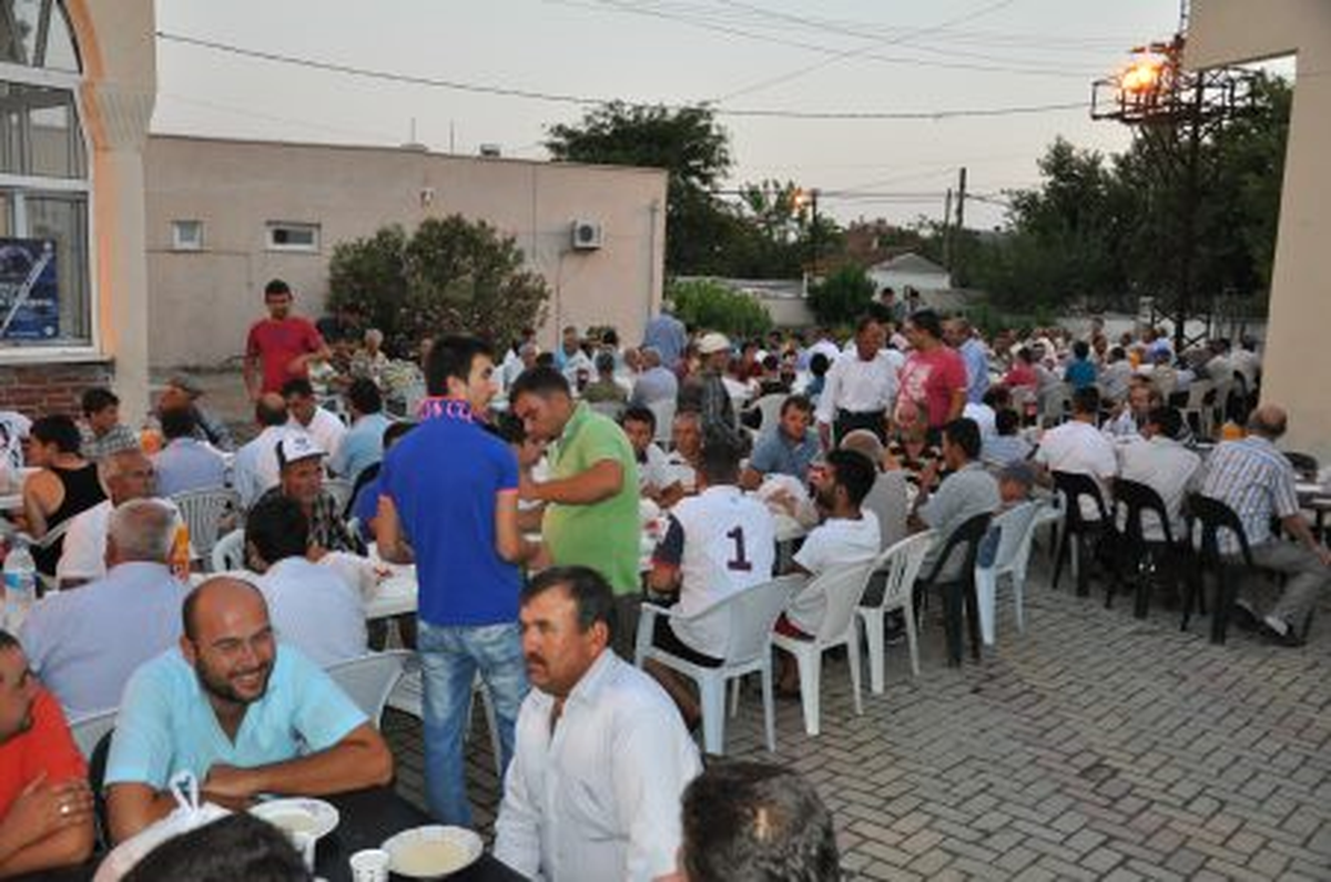 Kara İzzettin Halkıyla Oruç Açtı