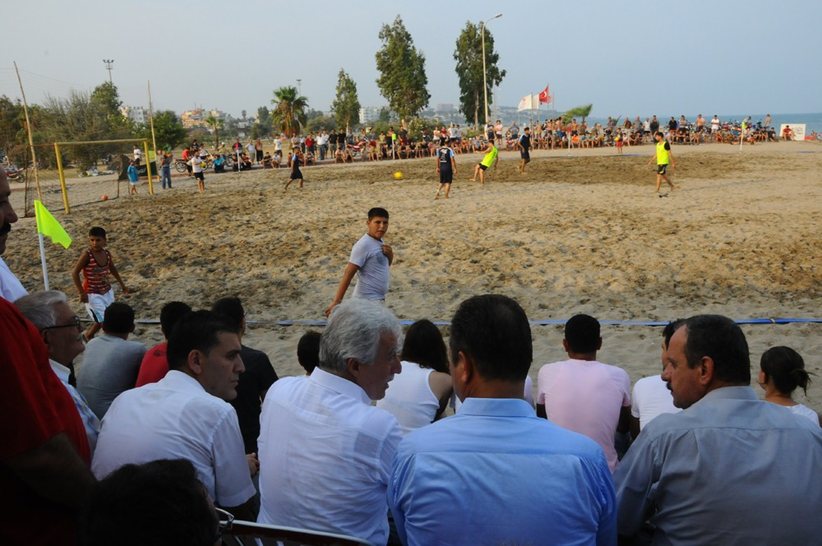 Karataş\'ta Plaj Futbolu