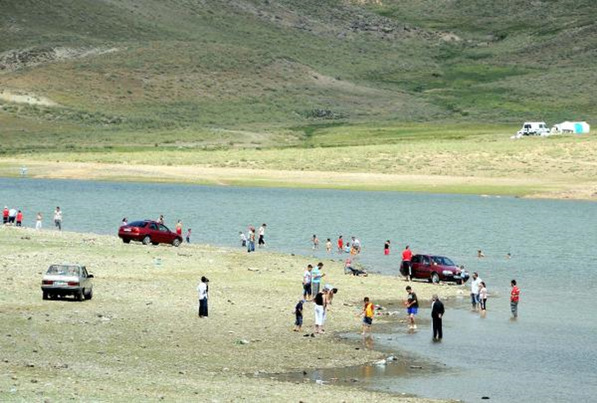 Kayserililer Erciyes Dağı\'nın Zirvesindeki Gölette Serinliyor