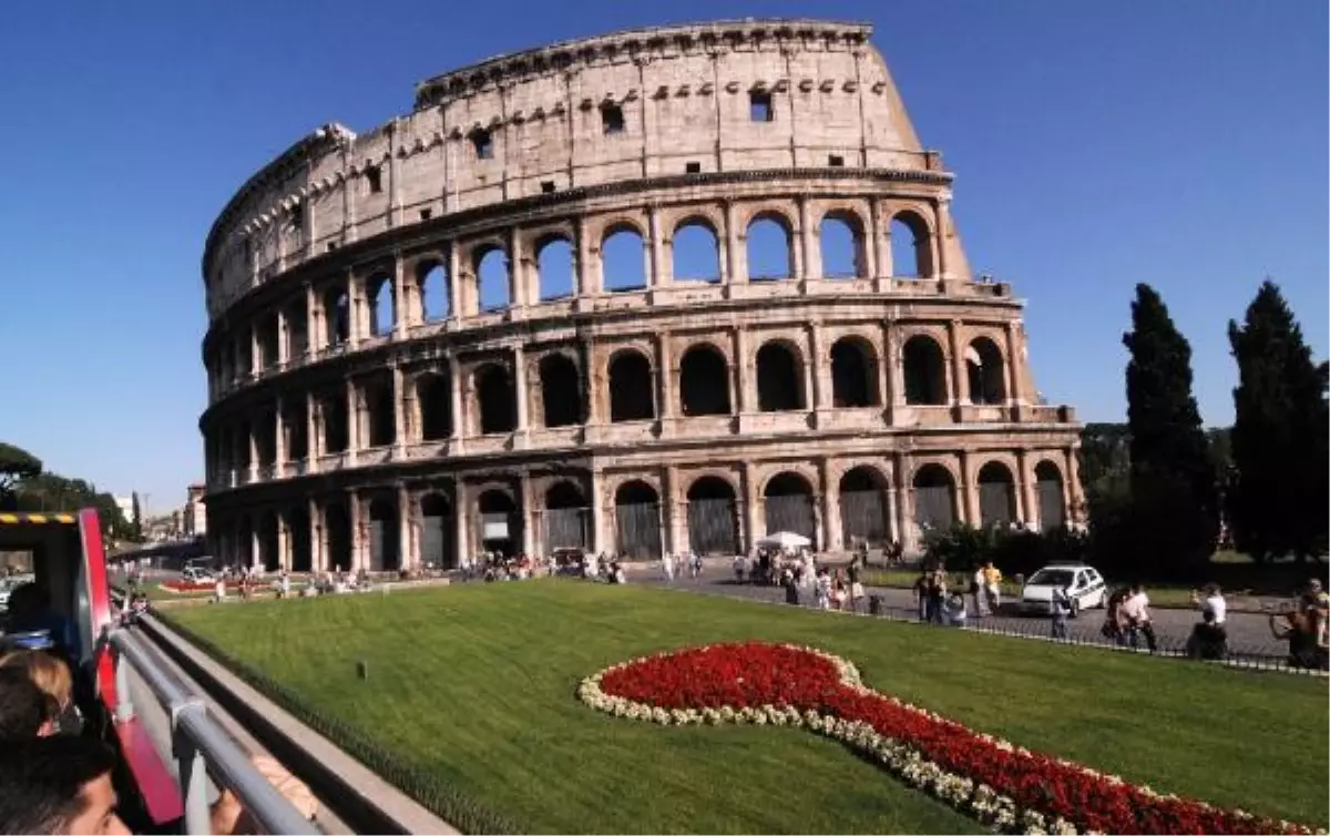 Kolezyum da Pisa Kulesi Gibi Eğiliyor