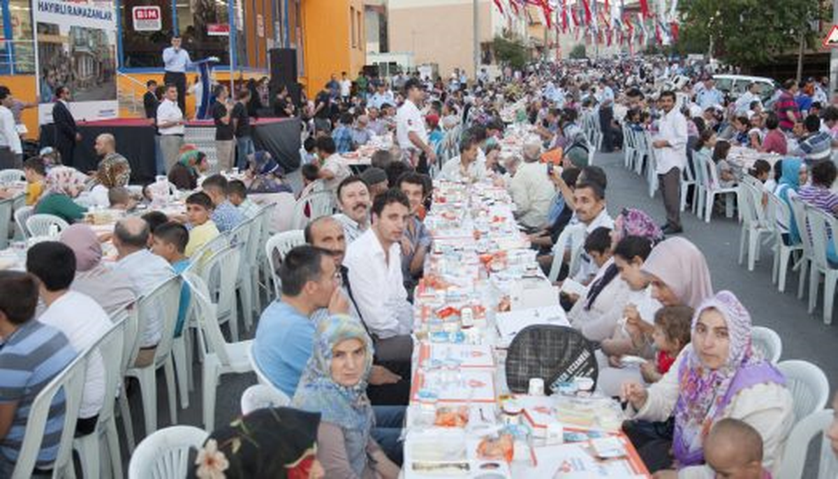 Kubbe Caddesi\'nde İftar Coşkusu