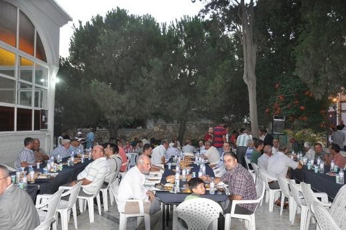 Öğretim Üyesi Erdağ Doğduğu Beldede İftar Yemeği Verdi
