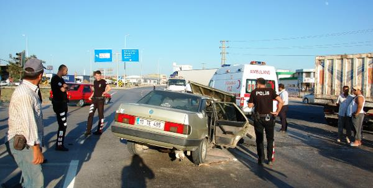 Otomobil Kamyona Çarptı: 1 Ölü, 2 Yaralı
