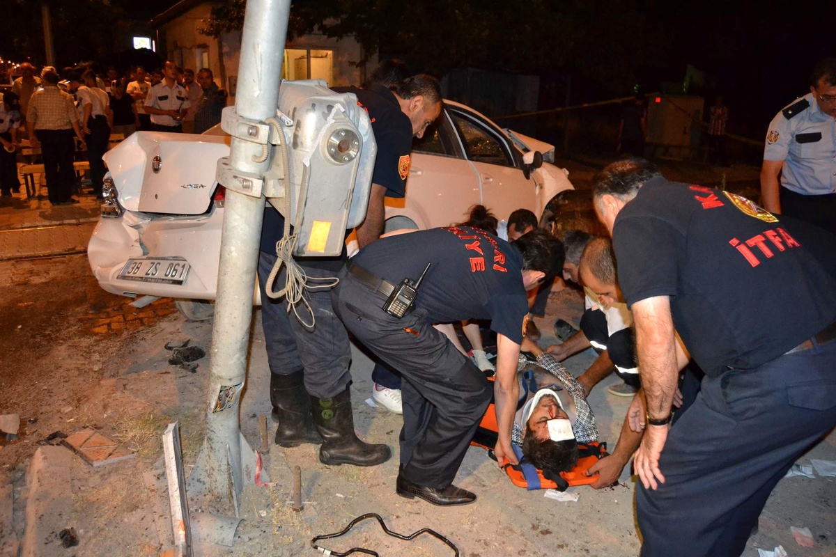 Otomobil Yük Trenine Çarptı: 3 Yaralı