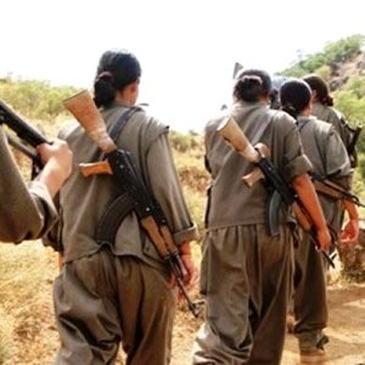 PKK\'lı 2 Kadın Ailelerinin İkna Etmesiyle Teslim Oldu